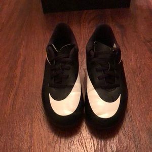 Nike Boys Size 13 Soccer Cleats